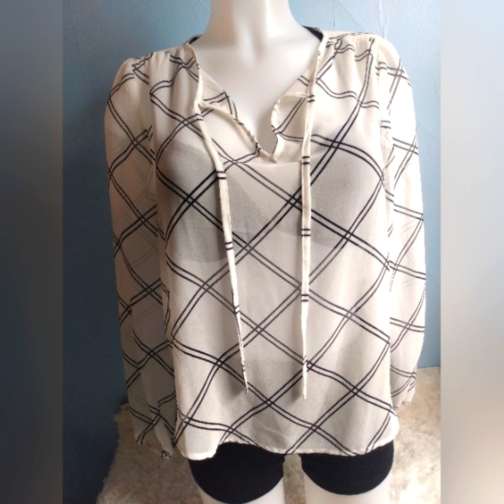 EUC Banana Republic woman's size xs black and white long sleeve blouse